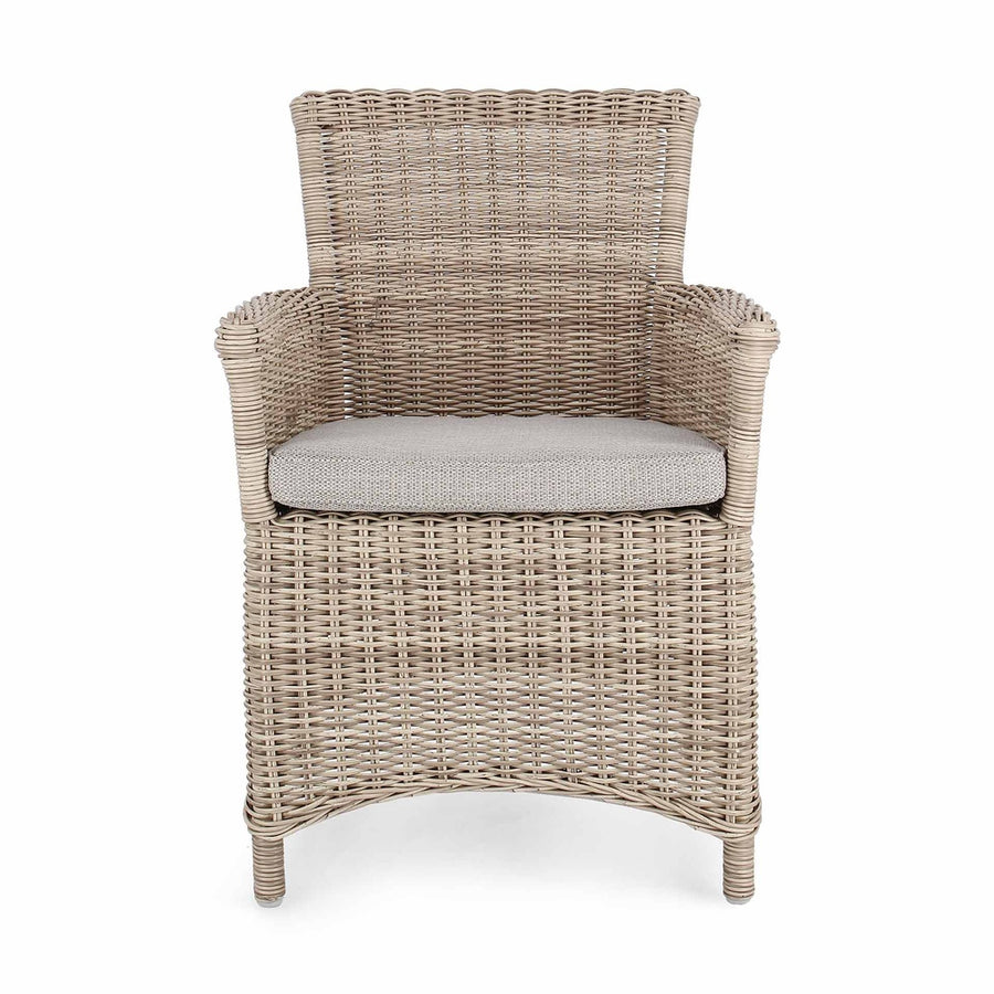 Vidéki vintage stílusú, natúr színű műrattan kerti karosszék, bézs színű olefin ülőpárnával.