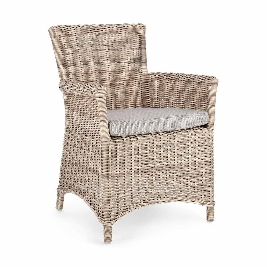 Vidéki vintage stílusú, natúr színű műrattan kerti karosszék, bézs színű olefin ülőpárnával.