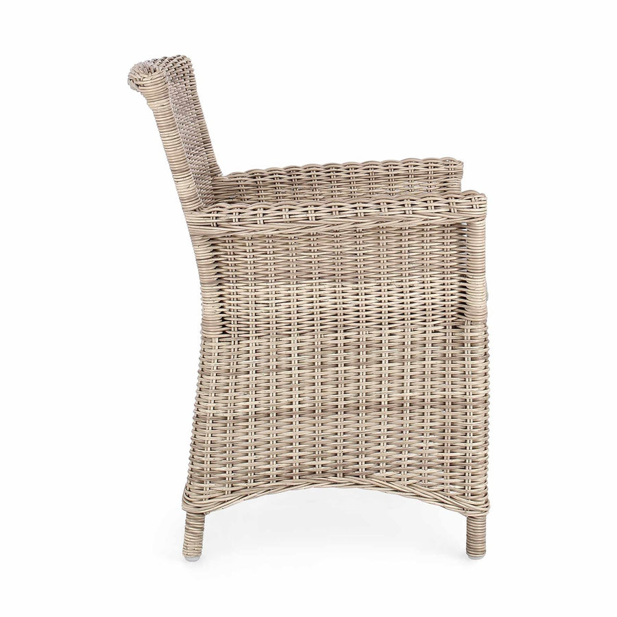 Vidéki vintage stílusú, natúr színű műrattan kerti karosszék, bézs színű olefin ülőpárnával.