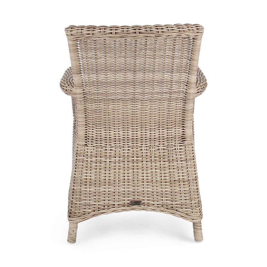 Vidéki vintage stílusú, natúr színű műrattan kerti karosszék, bézs színű olefin ülőpárnával.