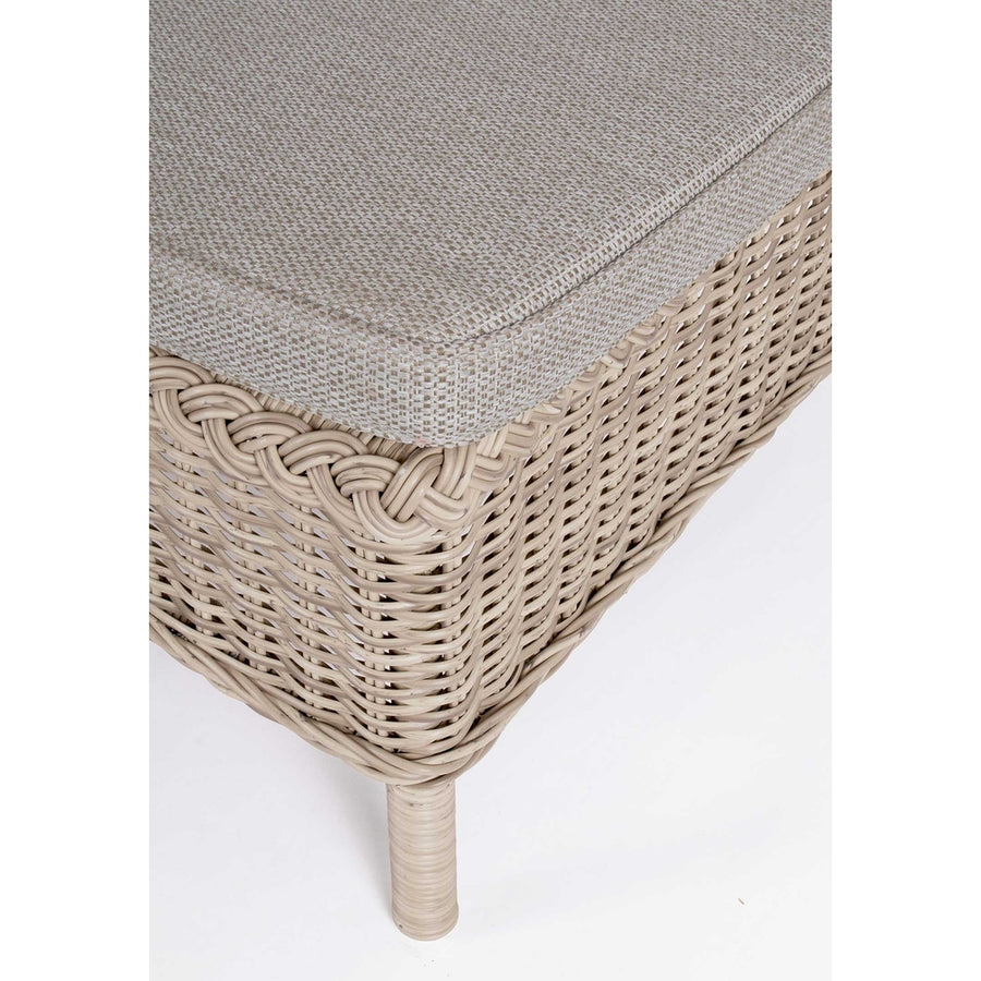 Vidéki vintage stílusú, kerekekkel felszerelt,, dönthető háttámlájú, natúr színű műrattan napozóágy, bézs színű olefin fekvőpárnával,