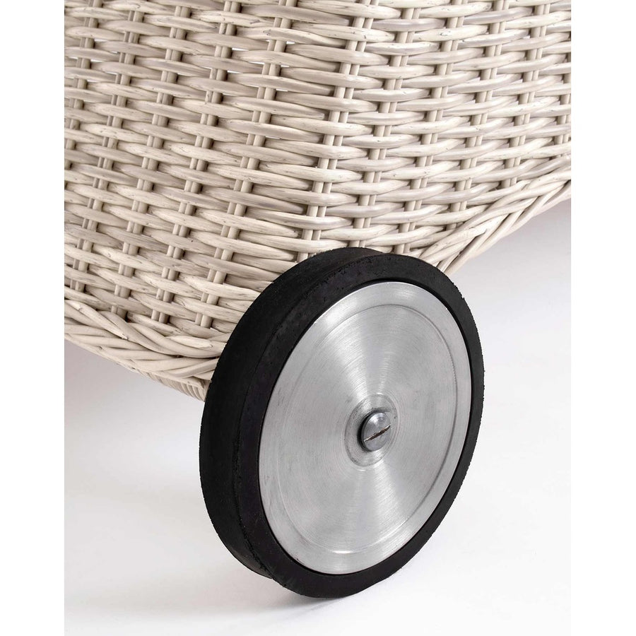 Vidéki vintage stílusú, kerekekkel felszerelt,, dönthető háttámlájú, natúr színű műrattan napozóágy, bézs színű olefin fekvőpárnával,