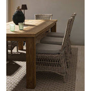 Vidéki vintage stílusú, natúr színű műrattan kerti szék, bézs színű olefin ülőpárnával.