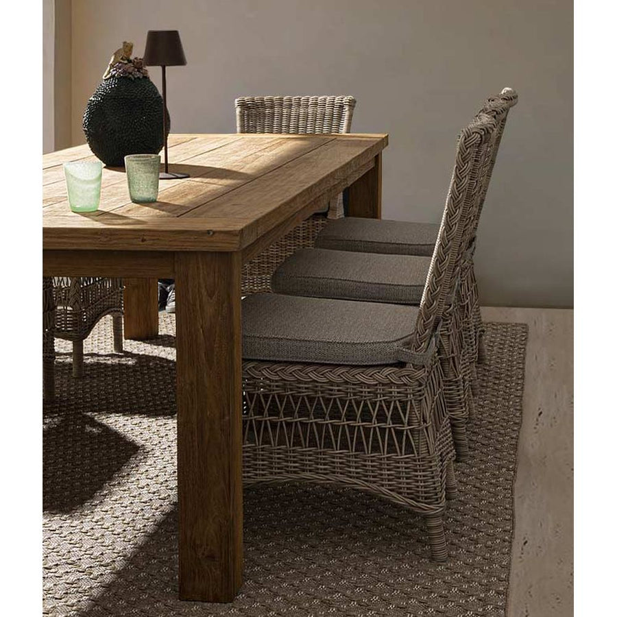 Vidéki vintage stílusú, natúr színű műrattan kerti szék, bézs színű olefin ülőpárnával.