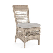 Vidéki vintage stílusú, natúr színű műrattan kerti szék, bézs színű olefin ülőpárnával.