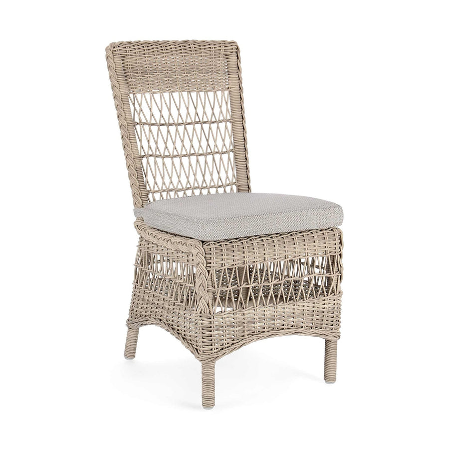 Vidéki vintage stílusú, natúr színű műrattan kerti szék, bézs színű olefin ülőpárnával.