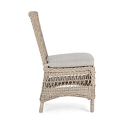 Vidéki vintage stílusú, natúr színű műrattan kerti szék, bézs színű olefin ülőpárnával.