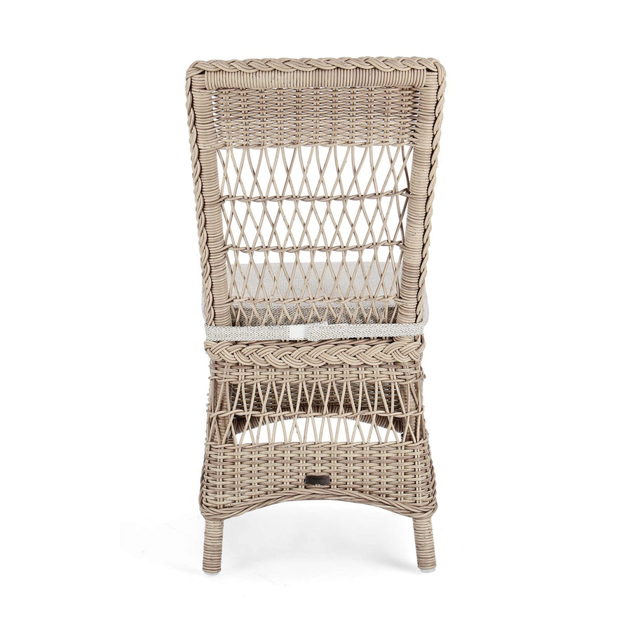 Vidéki vintage stílusú, natúr színű műrattan kerti szék, bézs színű olefin ülőpárnával.