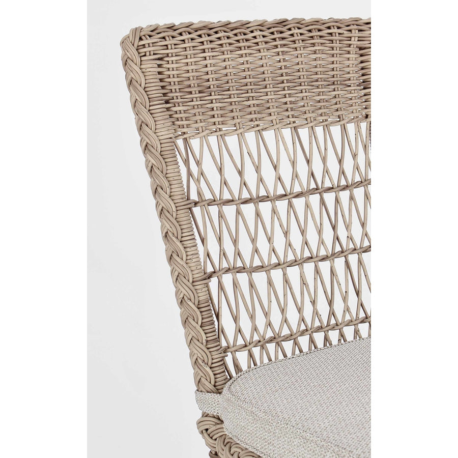 Vidéki vintage stílusú, natúr színű műrattan kerti szék, bézs színű olefin ülőpárnával.