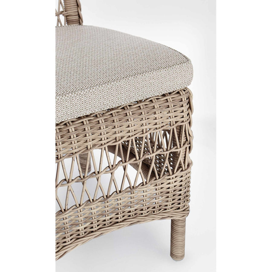 Vidéki vintage stílusú, natúr színű műrattan kerti szék, bézs színű olefin ülőpárnával.