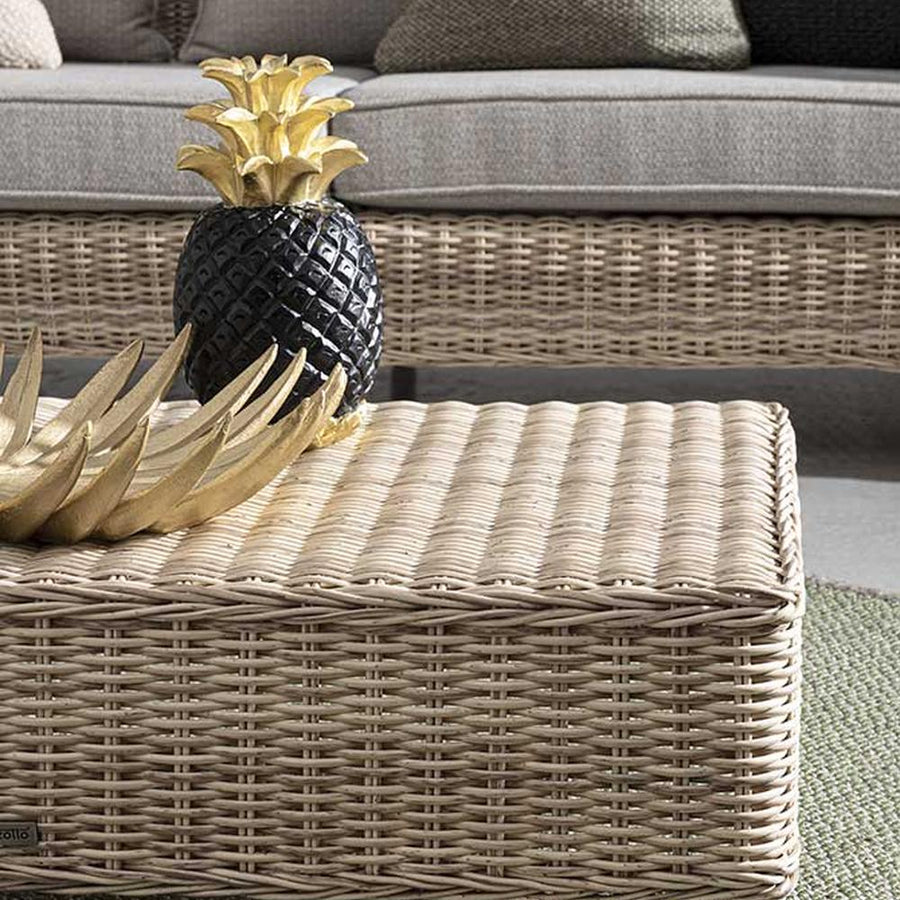 Vidéki vintage stílusú,, natúr színű műrattan kerti asztal.