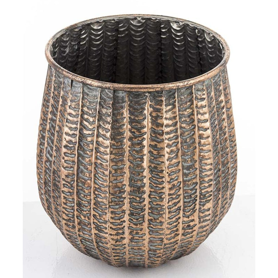 Kortárs, modern stílusú, dombormintás felületű, réz színű, nagyméretű fém kaspó