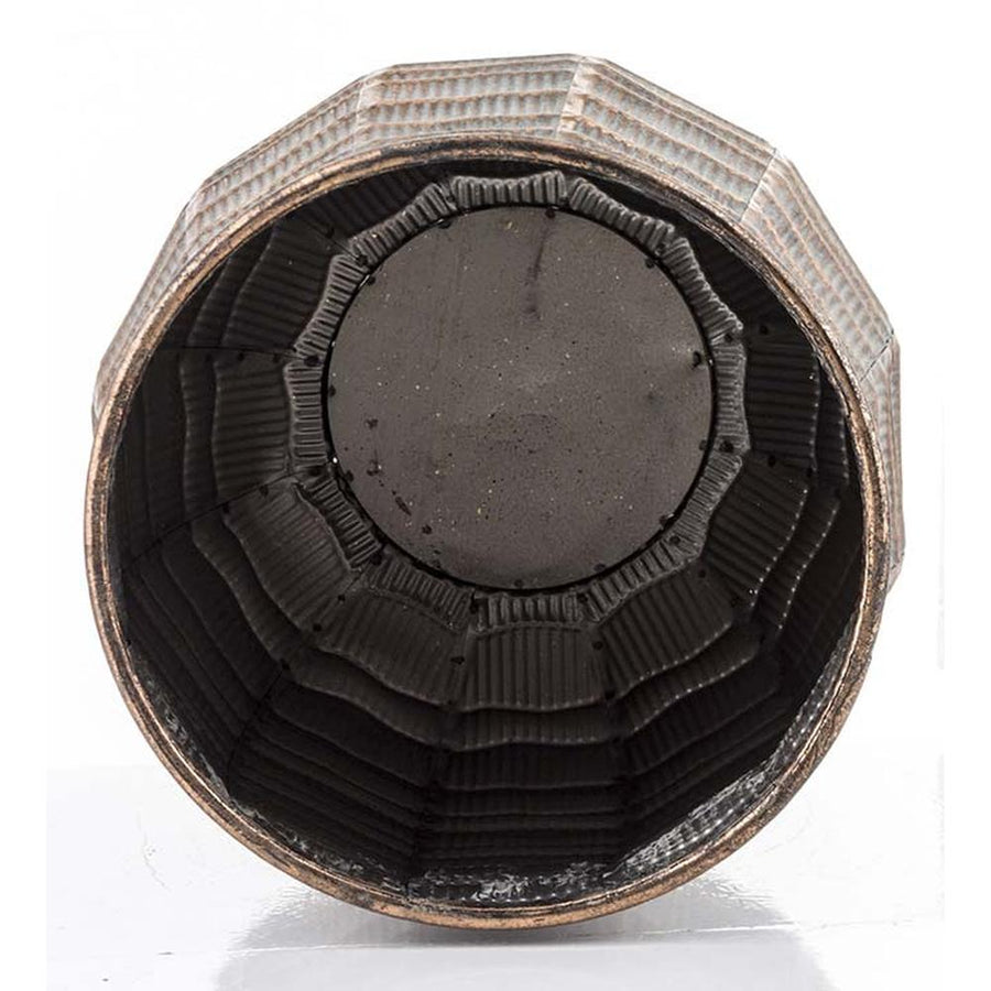 Dombormintás felületű, réz színű, nagyméretű fém kaspó