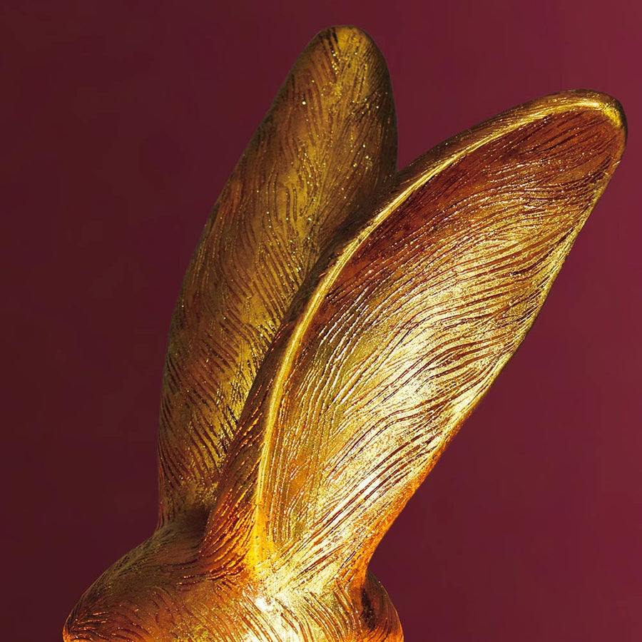 Arany színű nyuszi fülei.