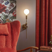 Matt felületű opál LED izzó réz színű falikarban.