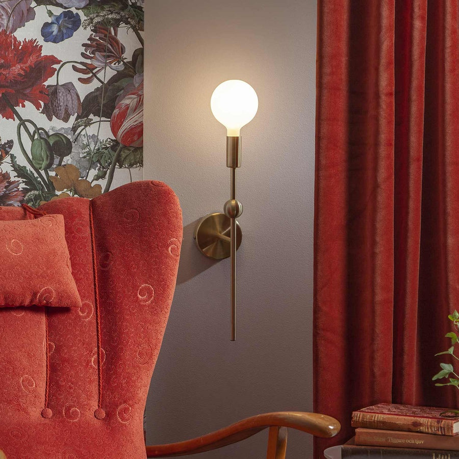 Matt felületű opál LED izzó réz színű falikarban.