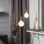 Matt felületű, opál színű LED izzók, rézfoglalatos dekorfoglaltban.