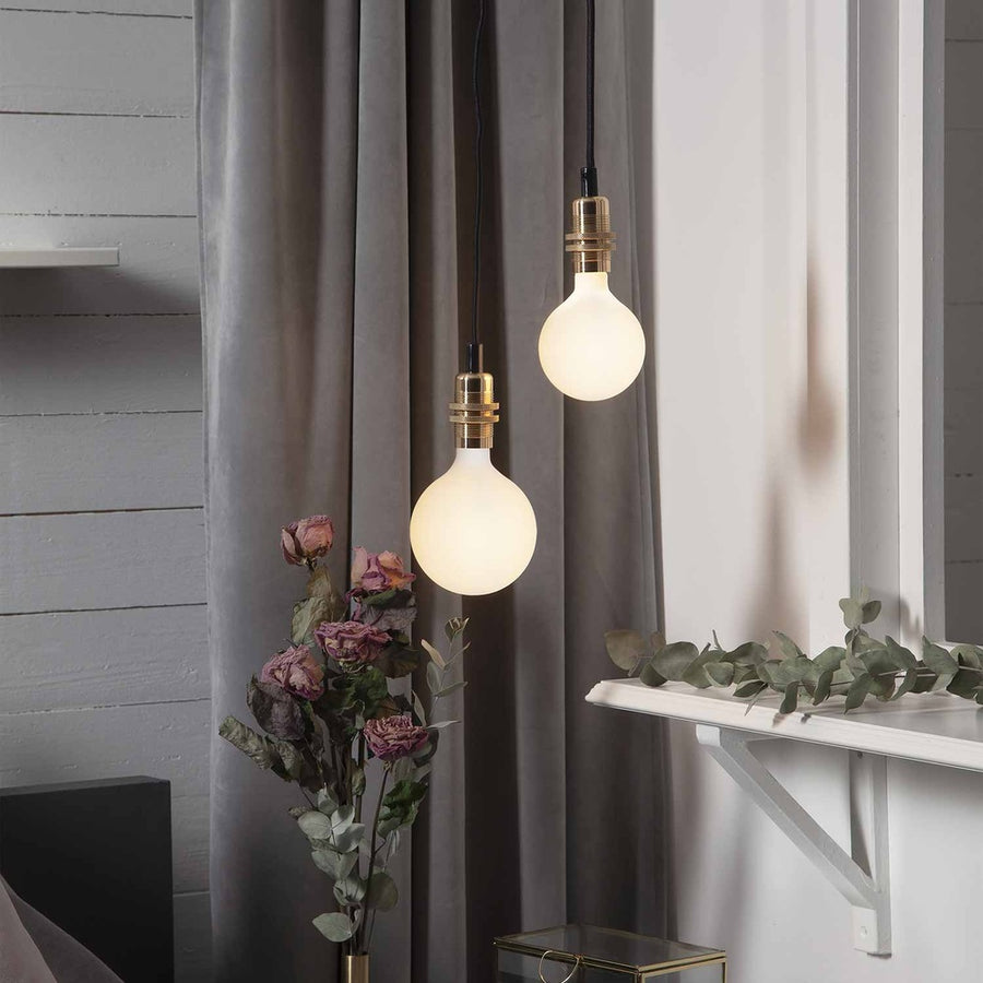 Matt felületű, opál színű LED izzók, rézfoglalatos dekorfoglaltban.