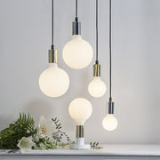 Matt felületű opál LED izzók fehér konzol asztallal.