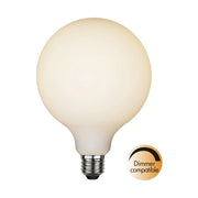 Matt felületű opál LED izzó, dimmer funkciót jelölő jelzéssel..