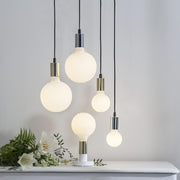 Matt felületű opál LED izzók fehér konzol asztallal.