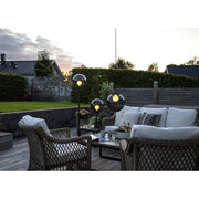 Kerti terasz rattan bútorokkal, modern, füstös üvegű lámpákkal.