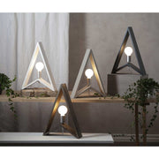 Matt felületű opál LED izzók háromszög alakú, fa asztalilámpákban.