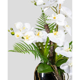 Fehér színű mű orchidea kompozíció, ezüst színű fém vázában.