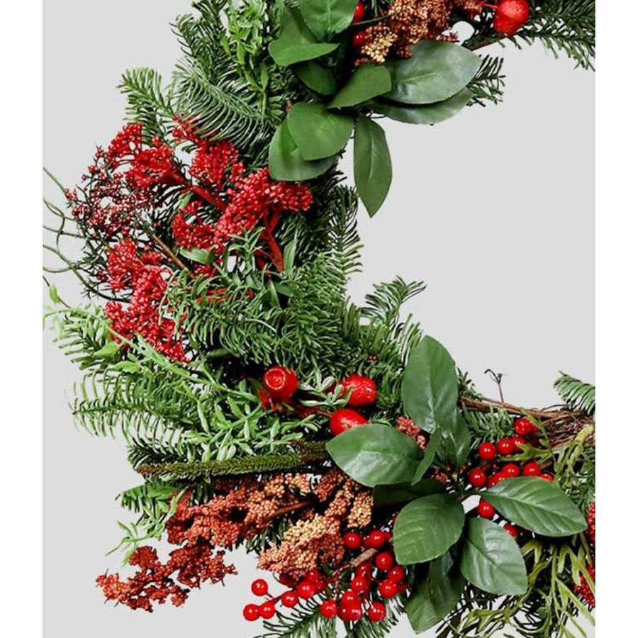 Mesterséges mű nobilis fenyőágakból, bukszuslevelekből és bogyókból készült karácsonyi koszorú ajtódísz.
