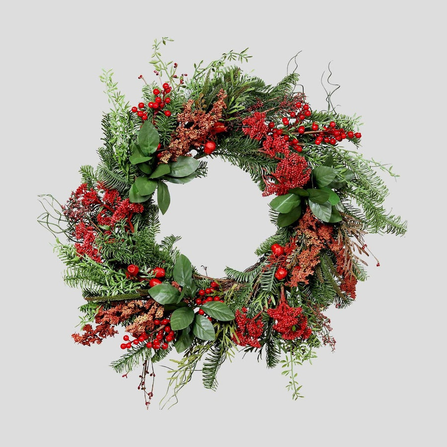 Mesterséges mű nobilis fenyőágakból, bukszuslevelekből és bogyókból készült karácsonyi koszorú ajtódísz.