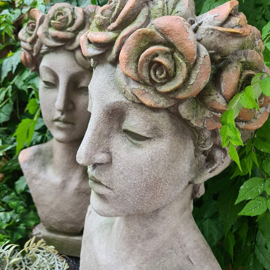 Óriás méretű, női mellszobor formájú, 55 cm magas, antikolt felületű, műgyantából készült kaspó büszt.