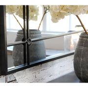 Feketeszínű, loft stílusú, falitükör fém osztata. 