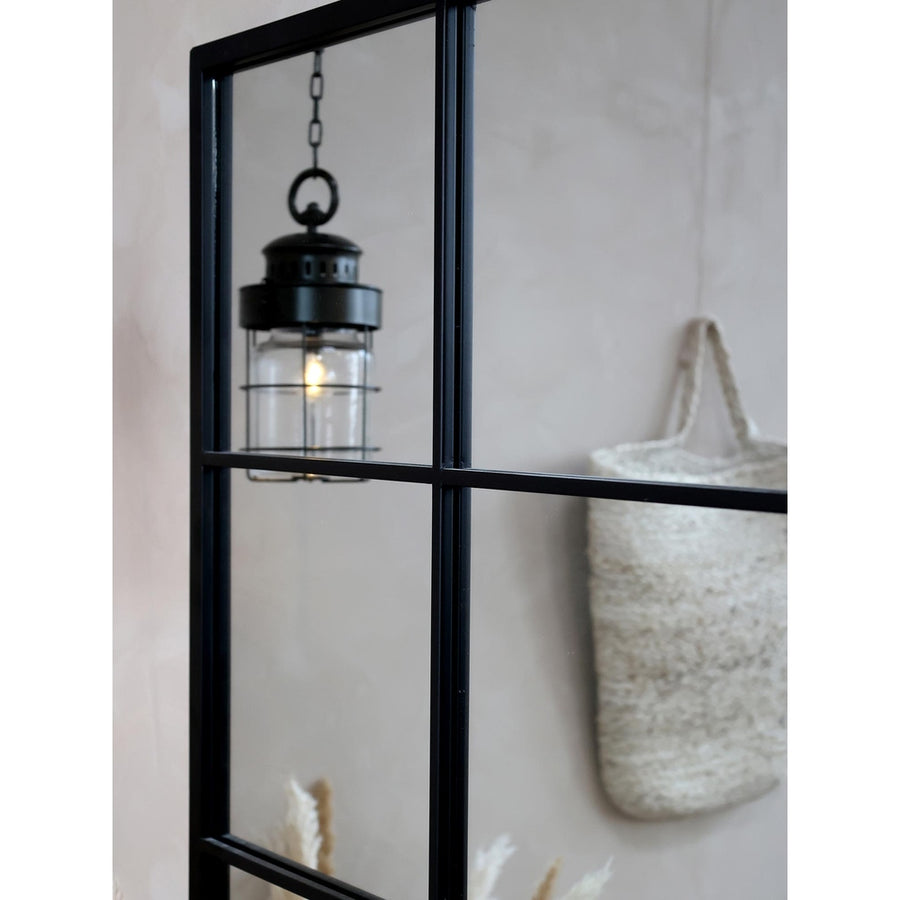 Feketeszínű, nagyméretű, 90 cm hosszú és 180 cm magas, fémből készült, loft stílusú falitükör, industrial függeszték lámpával.