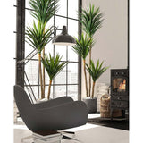 Óriás mű jukka pálma modern loft stílusú nappaliban. 