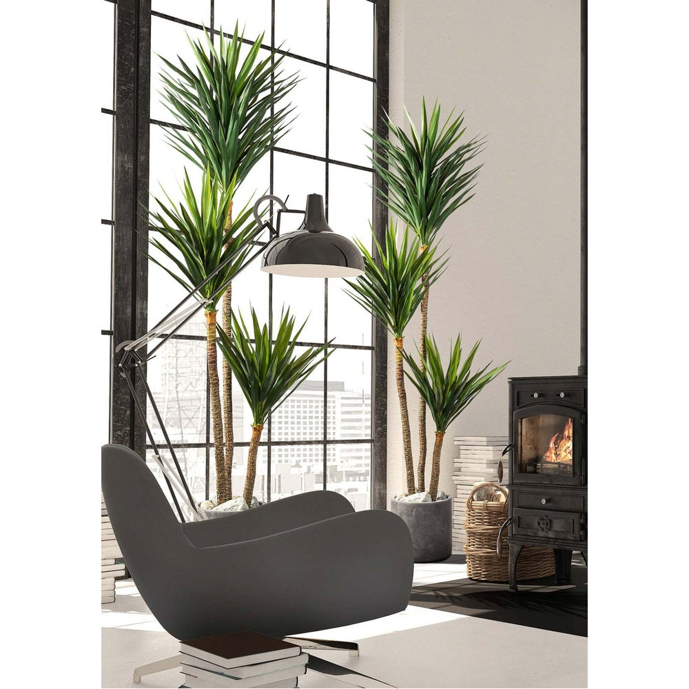 Óriás mű jukka pálma modern loft stílusú nappaliban. 