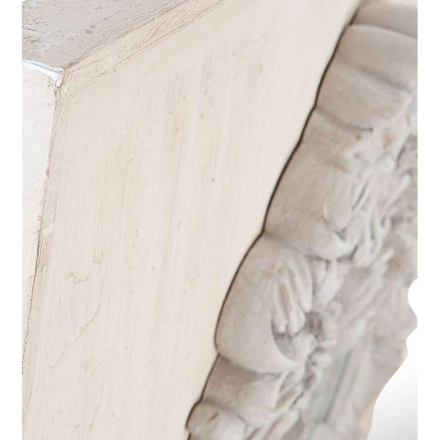 Prémium kategóriás, 128 cm magas, Shabby Chic stílusú, tört fehér színű, antikolt felületű, díszes indamintás kerettel díszített falitükör