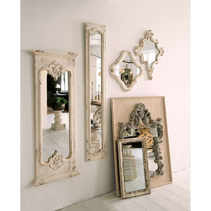 Prémium kategóriás, 128 cm magas, Shabby Chic stílusú, tört fehér színű, antikolt felületű, díszes indamintás kerettel díszített falitükör