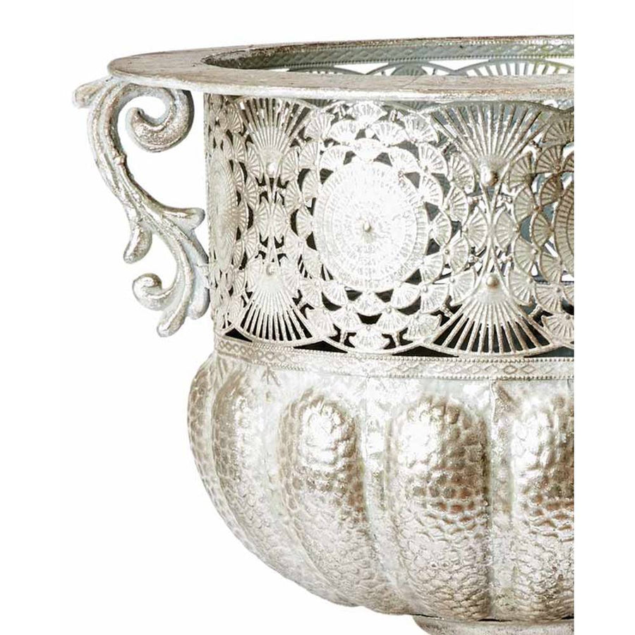 Patinás, antik ezüst színű, áttört fémcsipkével díszített, óriás méretű fémkaspó közeli képe