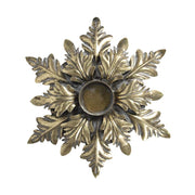 Barokkos megjelenésű, antikolt felületű, óarany színű, fém akantuszlevelekből készült kézműves gyertyatartó felülnézeti képe