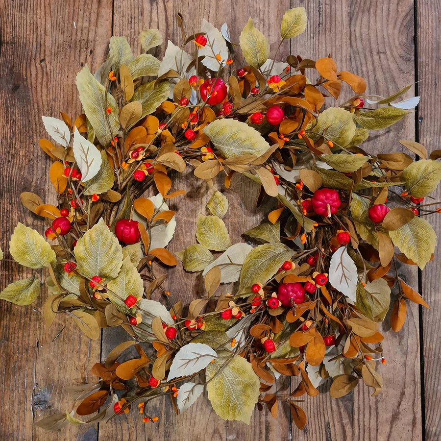 Vintage stílusú mű őszi koszorú piros bogyókkal és hervadó levelekkel