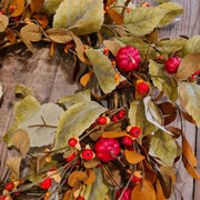 Élethű őszi mű koszorú dísztökökkel és falevelekkel, bejárati ajtóra vagy belső dekorációhoz.