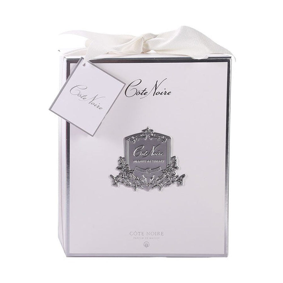 Prémium minőségű, krém színű, bazsarózsa illatú parfümös tearózsa kompozíció díszdobozban