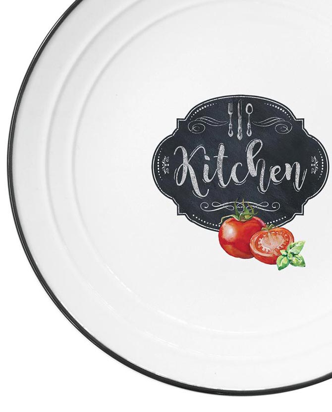 Fekete szegéjű, fehér színű porcelán lapostányér paradicsom mintával, kitchen felirattal