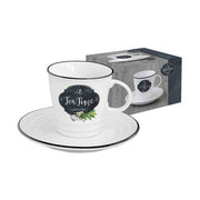 Fehér porcelán teáscsésze csészealjjal, fekete alapon fehér tea time felirattal hozzá illő szürke színű díszdobozzal