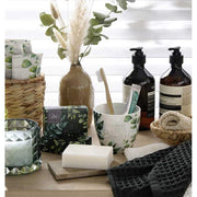 Zöld eukaliptuszokkal díszített, "Life is Beautiful" feliratú porcelánbögre fogkefével és fogkrémmel szappannal 