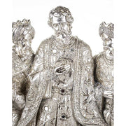 Prémium kategória, exkluzív megjelelésű, 40,5 cm magas, ezüst színű karácsonyi betlehem közeli képe a királyokról