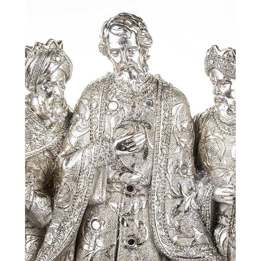 Prémium kategória, exkluzív megjelelésű, 40,5 cm magas, ezüst színű karácsonyi betlehem közeli képe a királyokról
