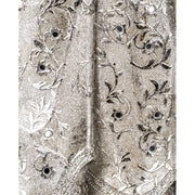 Prémium kategória, exkluzív megjelelésű, 40,5 cm magas, ezüst színű karácsonyi betlehem közeli képe a díszes ezüst színű ruháról