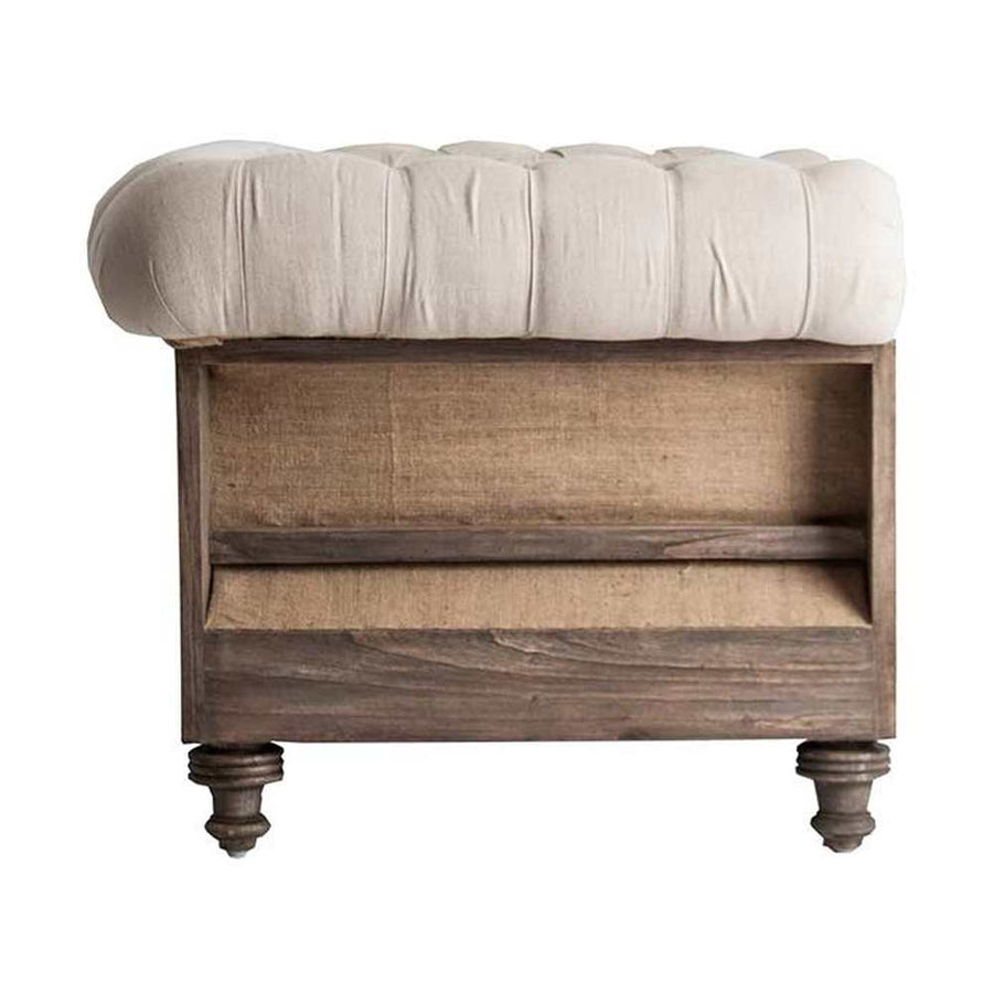 Prémium kategóriás, gyarmati stílusú, újrahasznosított trópusi fából készült, tört fehér színű szövettel kárpitozott fotel oldalnézeti képe 