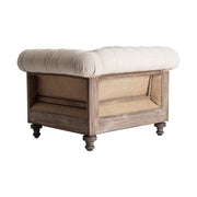 Prémium kategóriás, gyarmati stílusú, újrahasznosított trópusi fából készült, tört fehér színű szövettel kárpitozott fotel hátulnézeti képe 